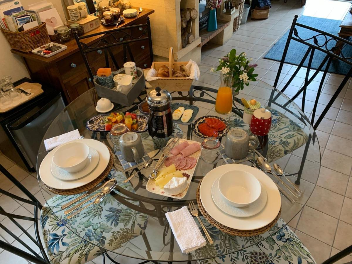 Bed and Breakfast Rue Veillon Céaux Exterior foto